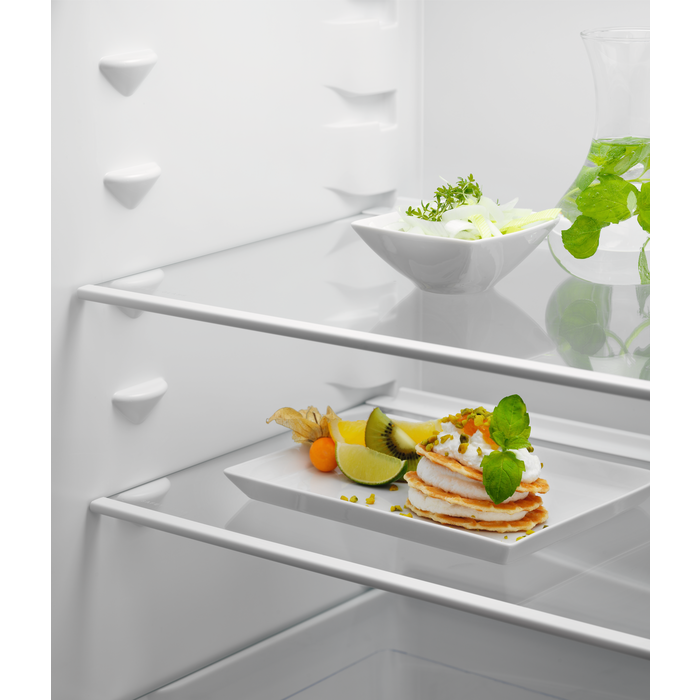 Series 60 No Frost Integrated Fridge Freezer 177.2 cm E Integrated ...